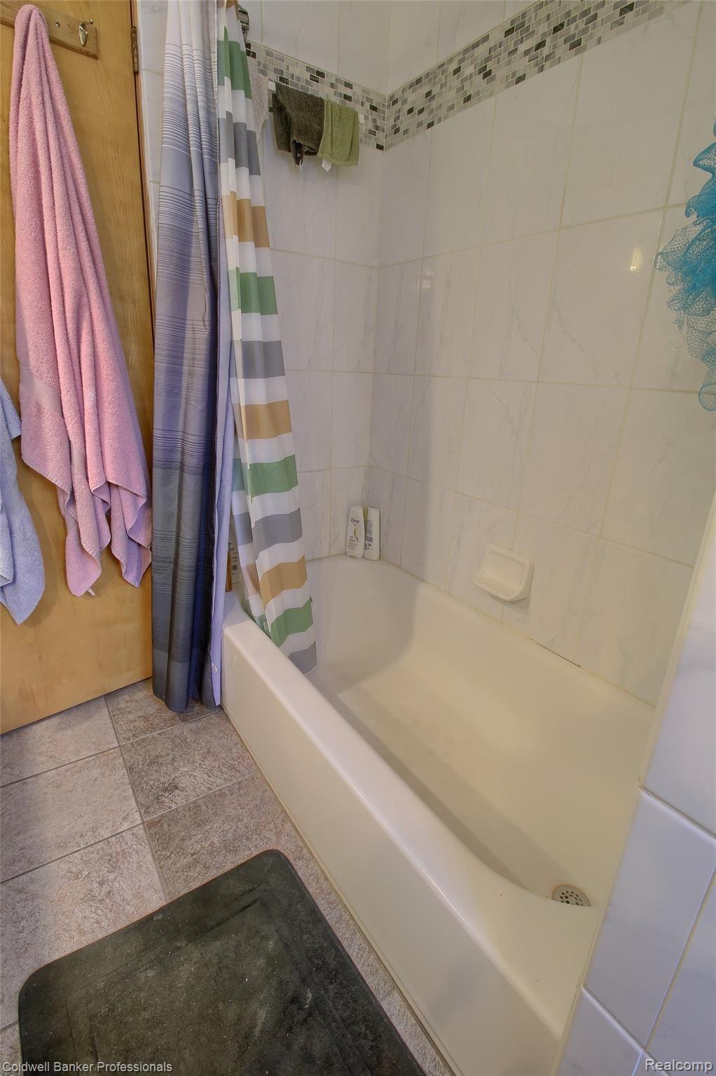 14115 Martin Road Warren, MI 48088 - Photo 19 of 28 19-Bathroom 2nd View.jpg