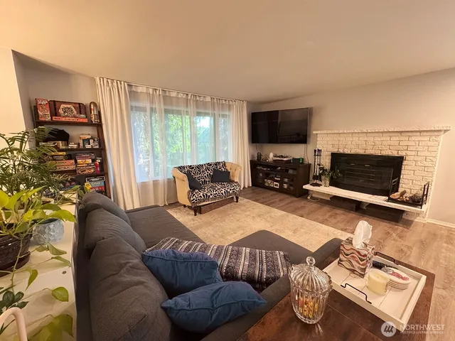 $895,000 | 19310 1st Avenue Southeast, Bothell, WA 98012