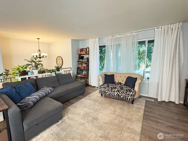 $895,000 | 19310 1st Avenue Southeast, Bothell, WA 98012