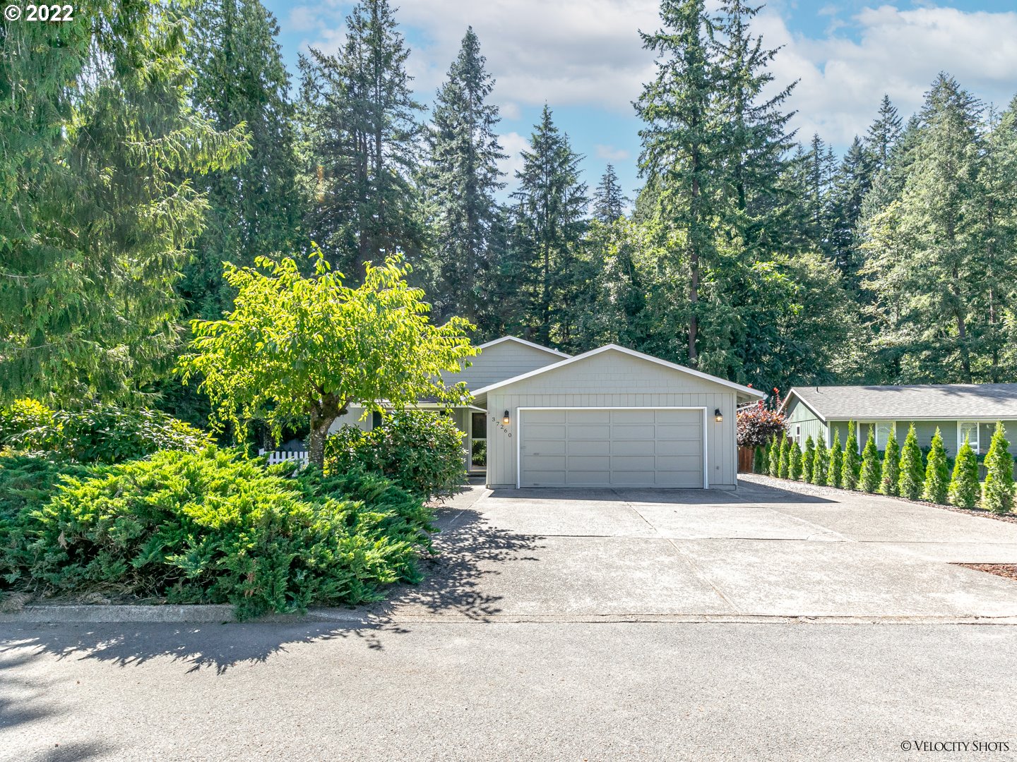 37260 Dubarko Road Sandy, OR 97055 - Photo 3 of 32 a house with a yard