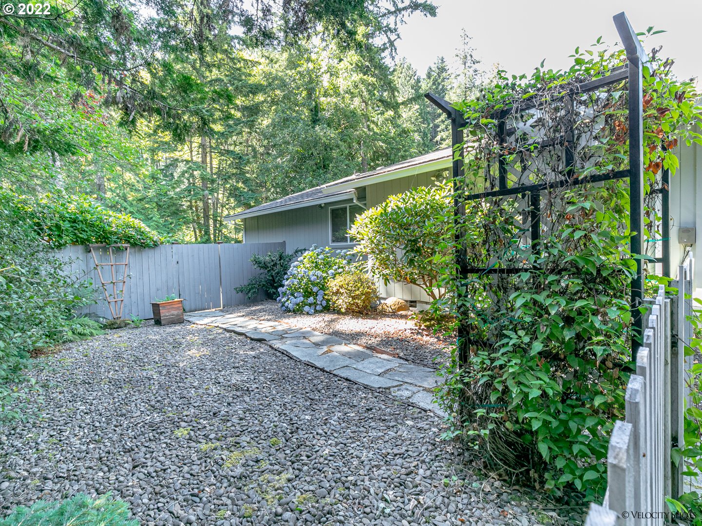37260 Dubarko Road Sandy, OR 97055 - Photo 4 of 32 a backyard of a house with lots of green space