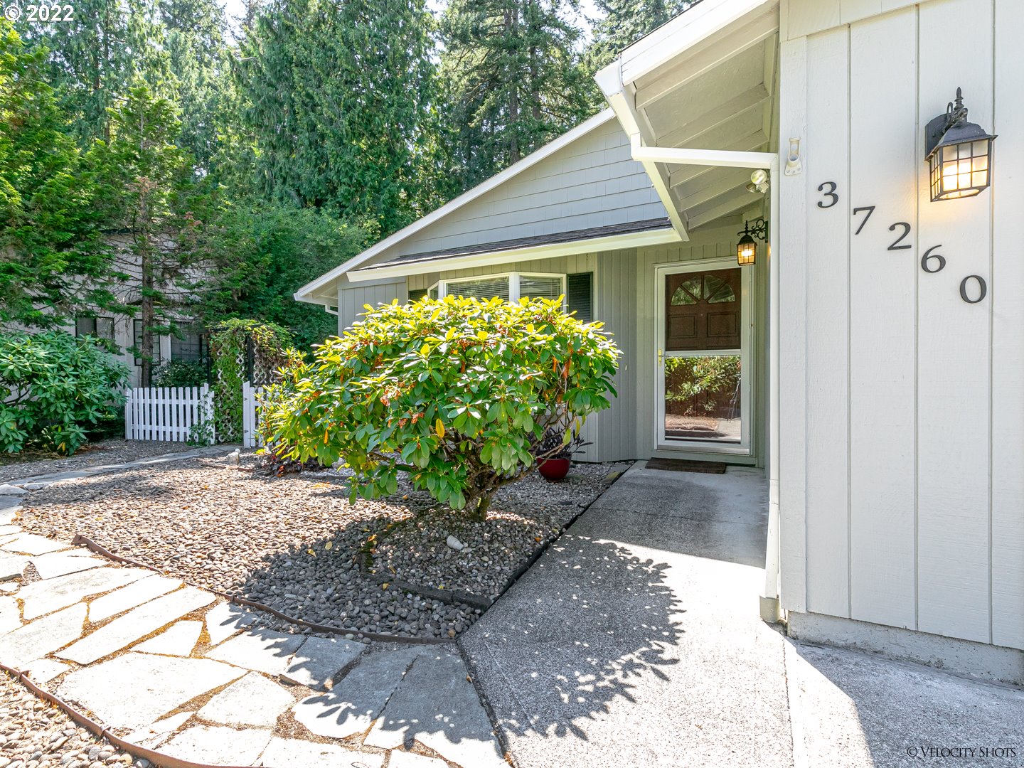 37260 Dubarko Road Sandy, OR 97055 - Photo 5 of 32 a front view of a house with garden