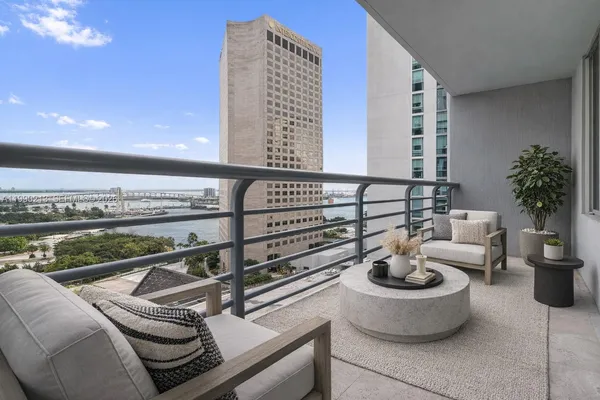 $440,000 | 325 South Biscayne Boulevard, Unit 1718, Miami, FL 33131
