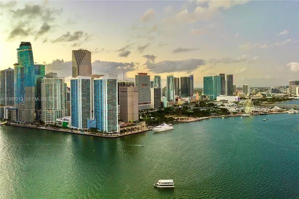 $440,000 | 325 South Biscayne Boulevard, Unit 1718, Miami, FL 33131