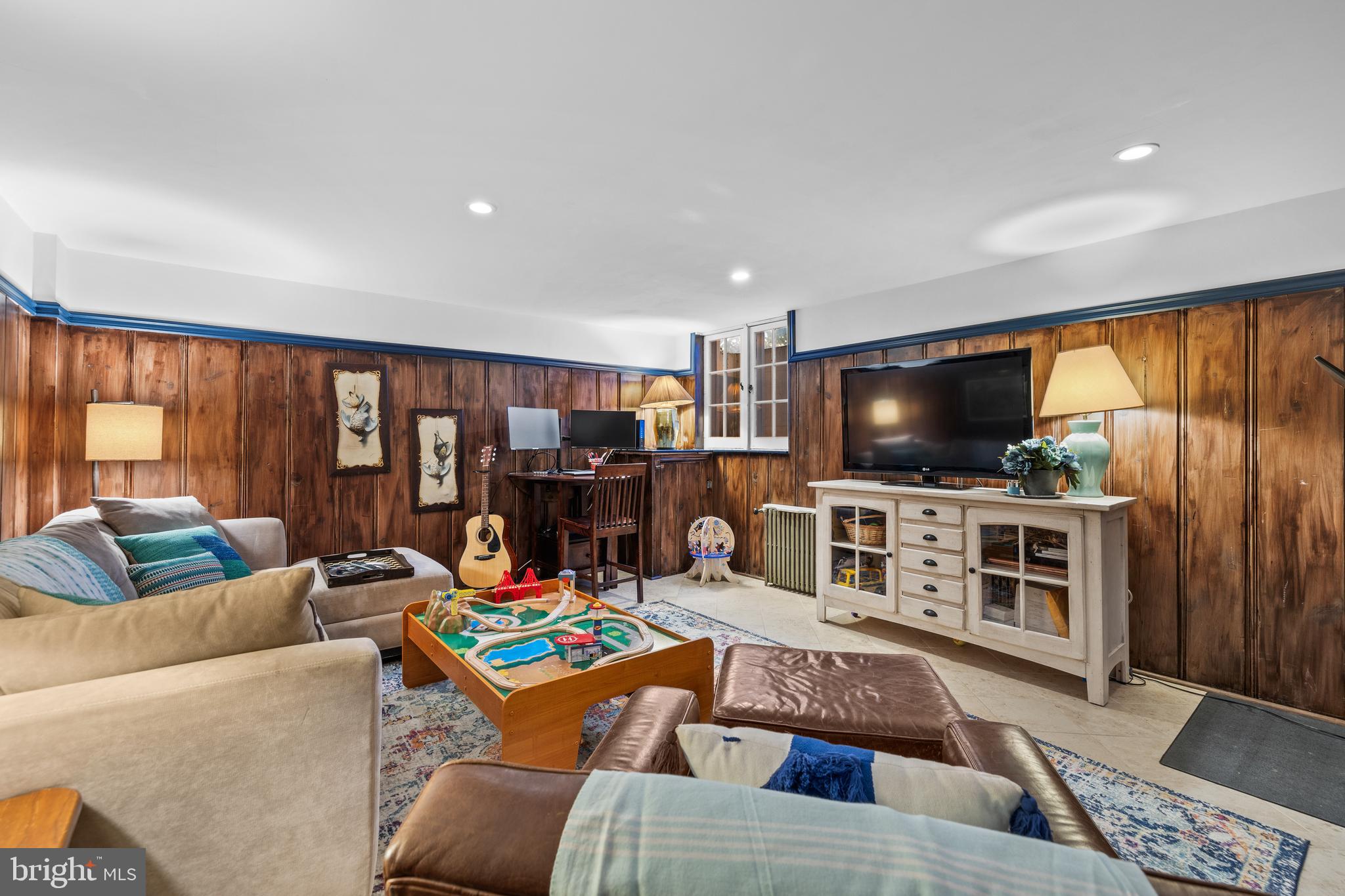 403 Dumbarton Road Baltimore, MD 21212 - Photo 23 of 36 Family Room
