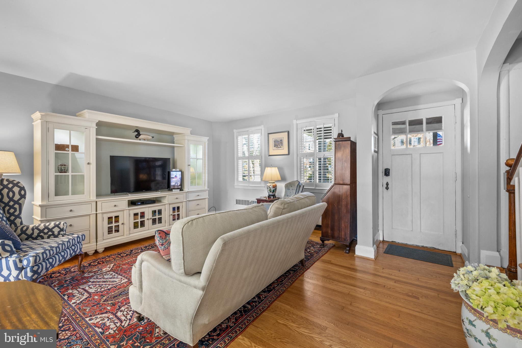 403 Dumbarton Road Baltimore, MD 21212 - Photo 5 of 36 Living Room