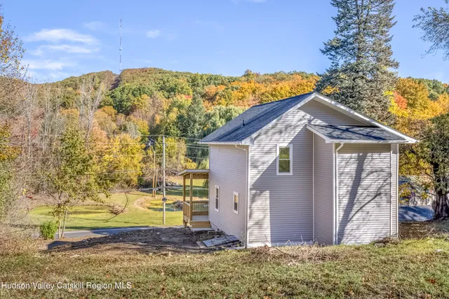 a view of a house with a yard