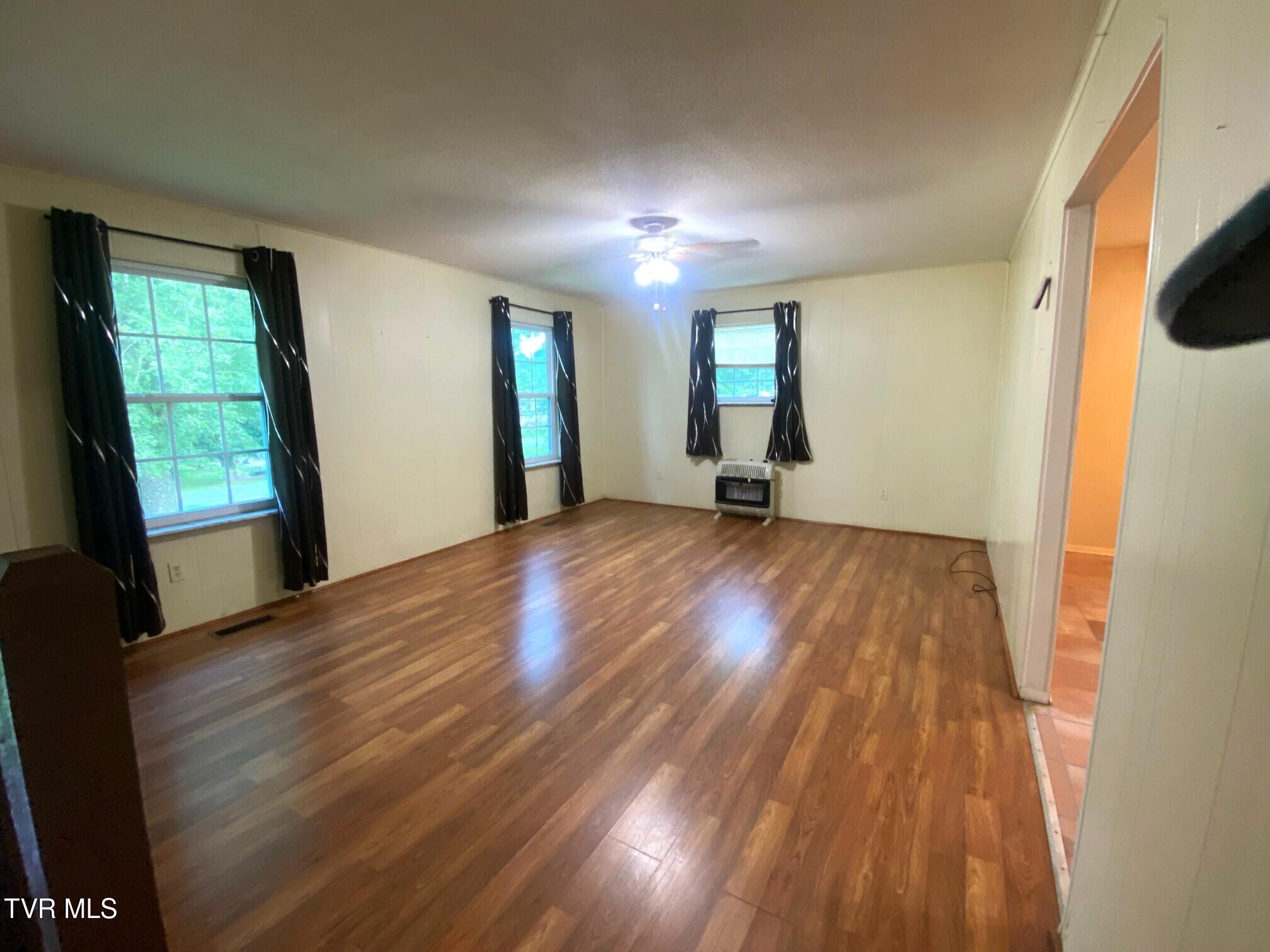 110 Mt Hebron Road Greeneville, TN 37743 - Photo 3 of 20 Gross Living room2