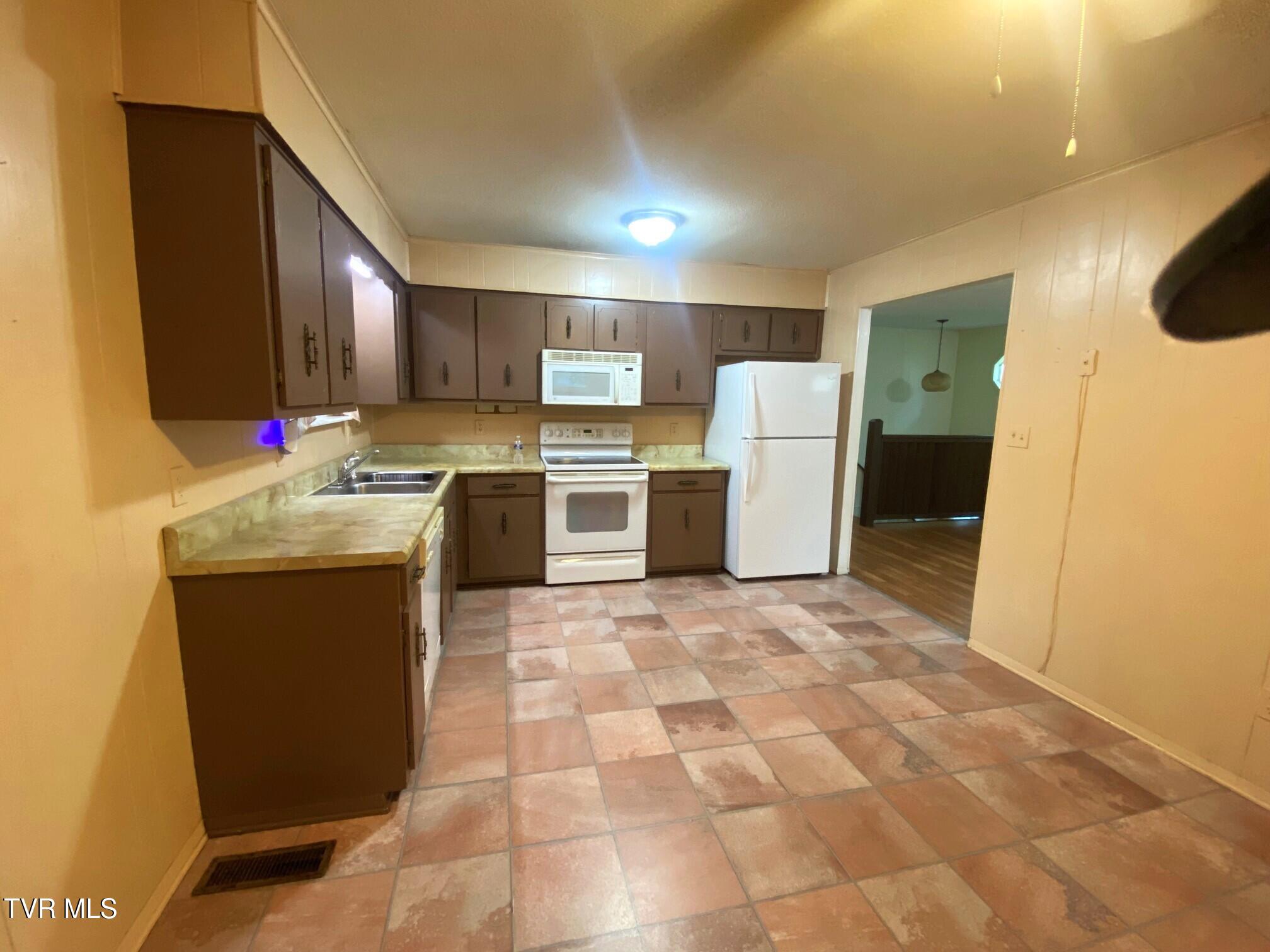 110 Mt Hebron Road Greeneville, TN 37743 - Photo 4 of 20 Gross kitchen
