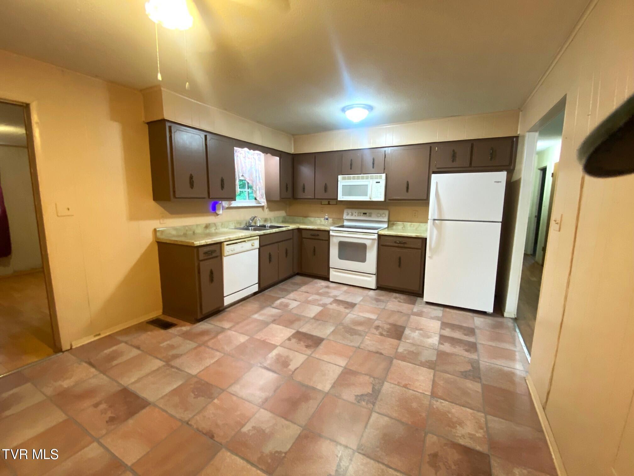 110 Mt Hebron Road Greeneville, TN 37743 - Photo 5 of 20 Gross kitchen 2