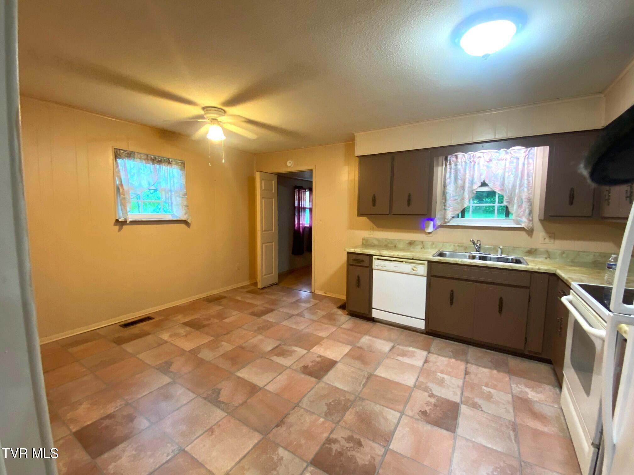 110 Mt Hebron Road Greeneville, TN 37743 - Photo 6 of 20 Gross kitchen 3