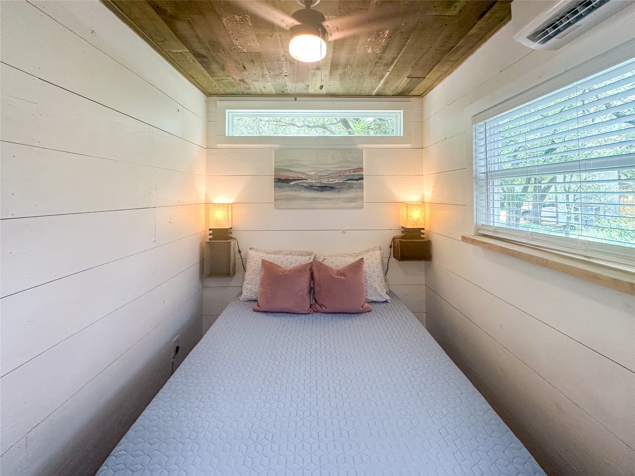 5200 Ranch To Market 1431 Marble Falls, TX 78654 - Photo 20 of 38 a room with a bed and a window