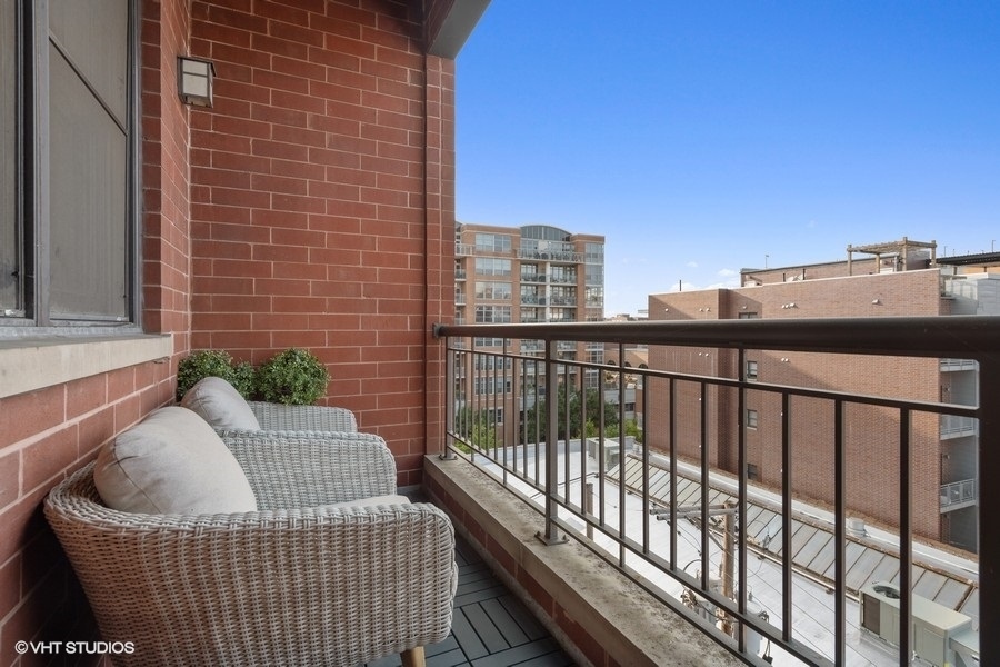 1148 West Monroe Street, Unit 5NE Chicago, IL 60607 - Photo 19 of 21 a balcony with a couch