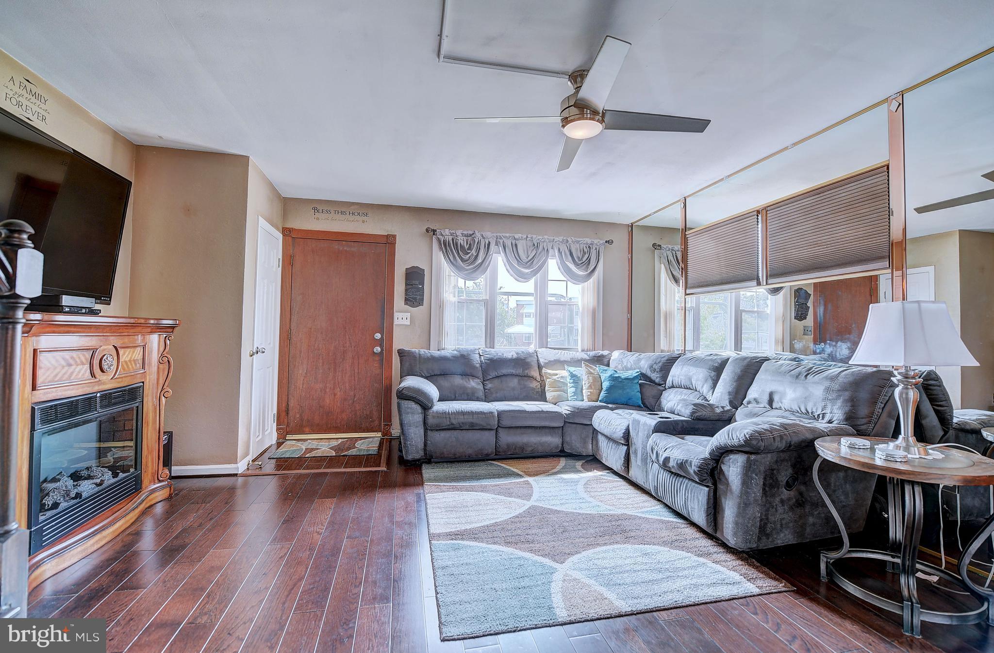 2744 Norfen Road Baltimore, MD 21227 - Photo 4 of 29 Living Room