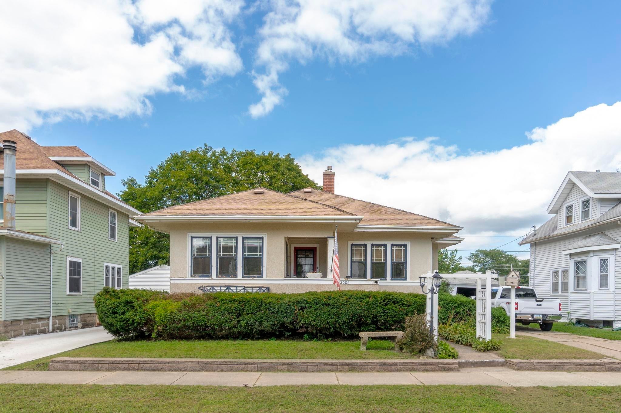 2006 West 3rd Street Waterloo, IA 50701 - Photo 1 of 29 Gallery Image 1