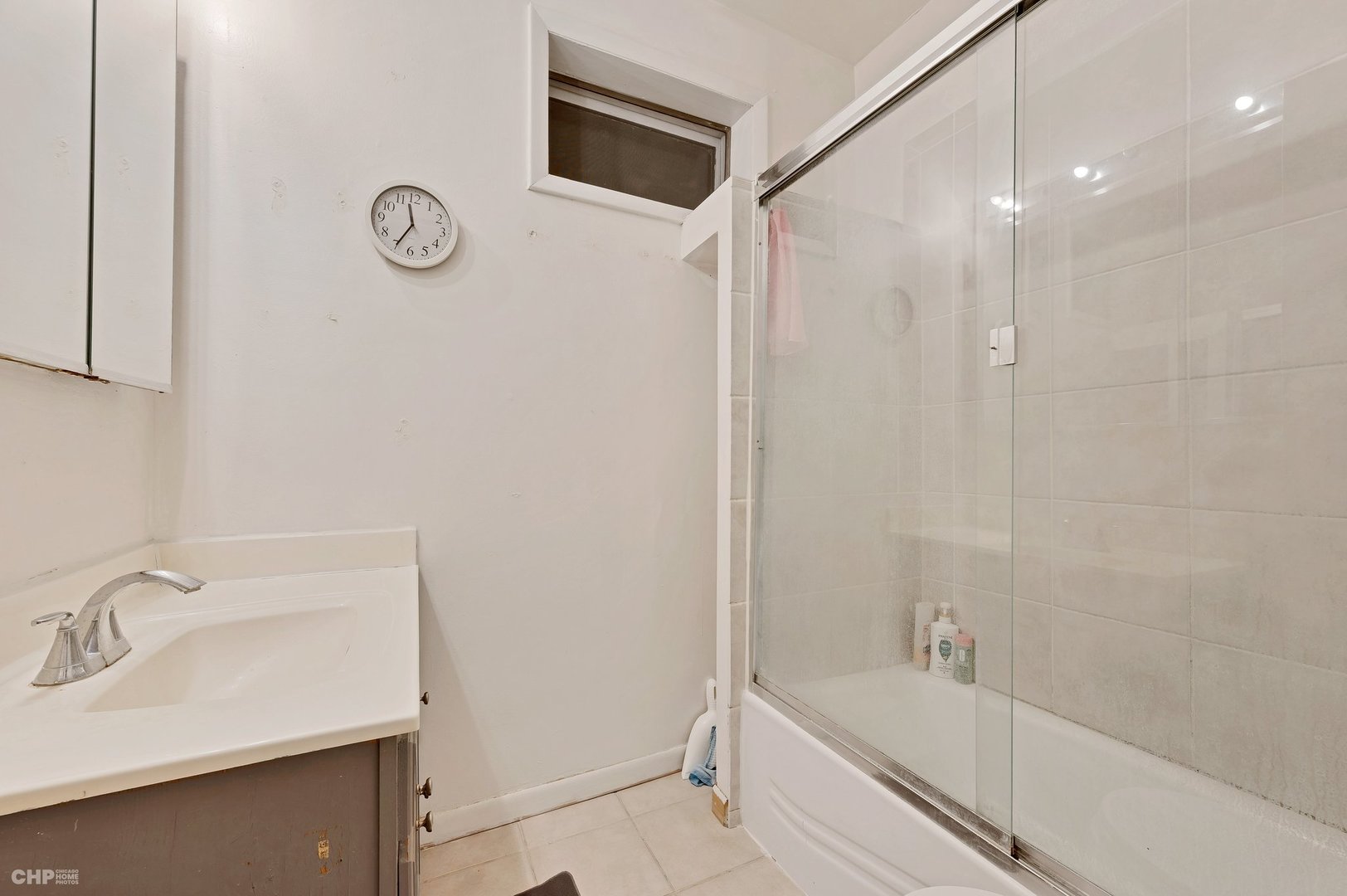 5455 South Ingleside Avenue, Unit 2W Chicago, IL 60615 - Photo 10 of 11 a bathroom with a sink and a tub