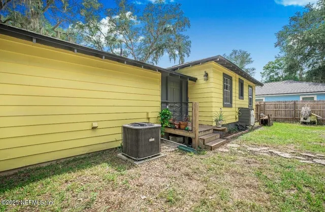 a view of a house with backyard and sitting area