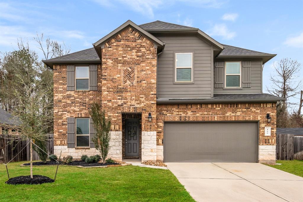 495 Billingsgate Chase, Unit CHASE Conroe, TX 77304 - Photo 1 of 38 front view of a house with a yard