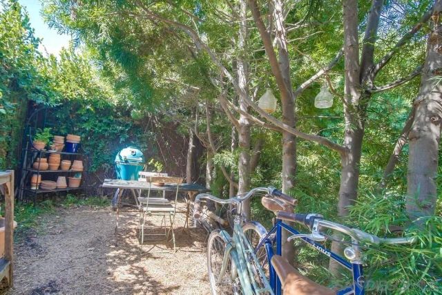 a view of a chairs and table in a backyard