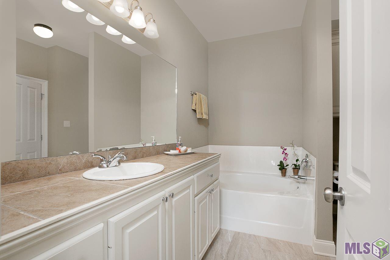 12500 Old Hammond Highway, Unit M2 Baton Rouge, LA 70816 - Photo 14 of 22 Master Bathroom