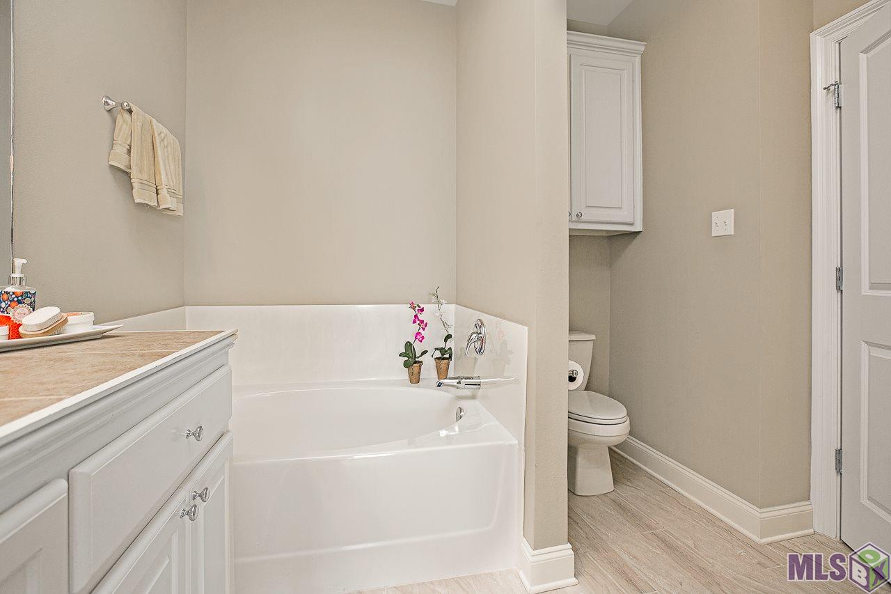 12500 Old Hammond Highway, Unit M2 Baton Rouge, LA 70816 - Photo 15 of 22 Master Bathroom