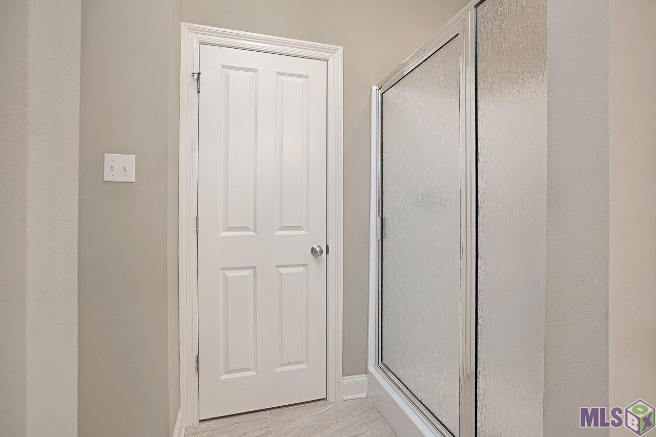 12500 Old Hammond Highway, Unit M2 Baton Rouge, LA 70816 - Photo 16 of 22 Master Bathroom