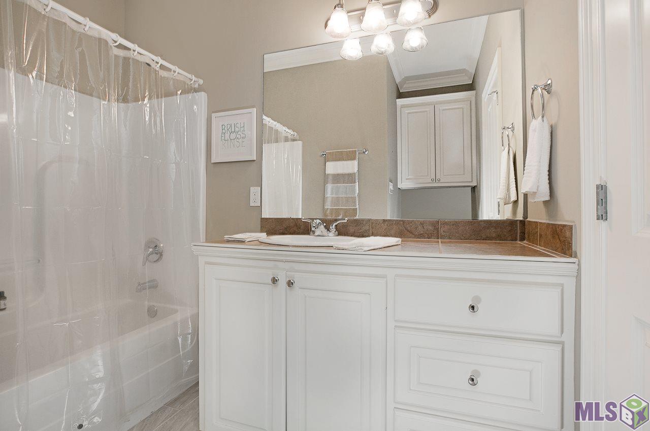 12500 Old Hammond Highway, Unit M2 Baton Rouge, LA 70816 - Photo 19 of 22 Guest Bathroom