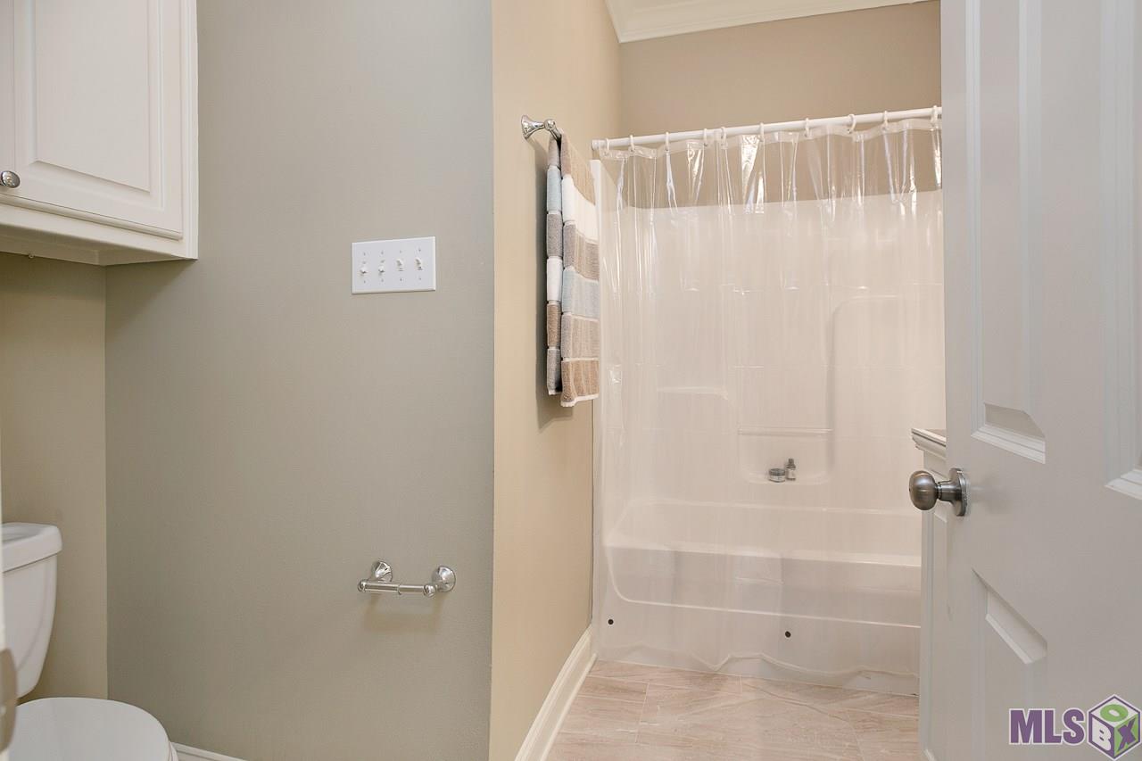 12500 Old Hammond Highway, Unit M2 Baton Rouge, LA 70816 - Photo 20 of 22 Guest Bathroom