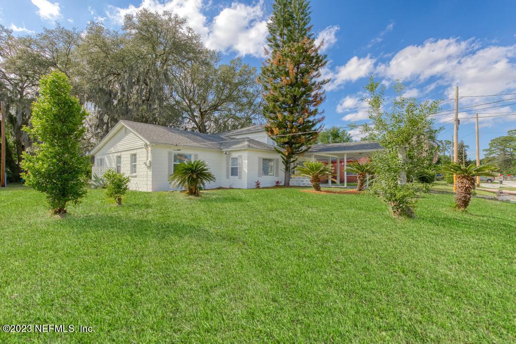 3616 Freeman Road Jacksonville, FL 32207 - Photo 7 of 41 a front view of a house with a garden