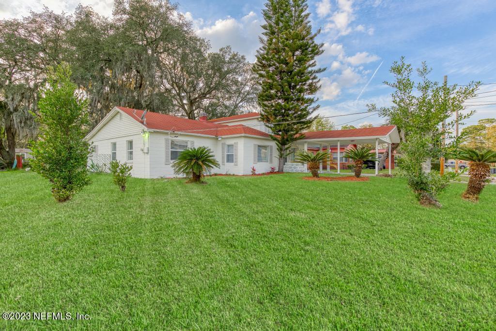 3616 Freeman Road Jacksonville, FL 32207 - Photo 8 of 41 a front view of a house with garden