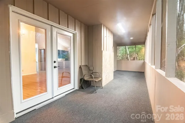 a view of livingroom with furniture