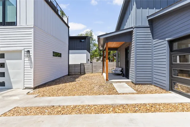 a view of a entrance of the house