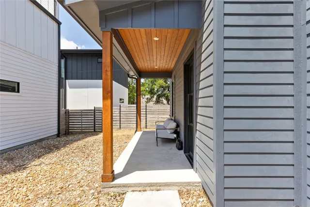 a view of entryway with a front door