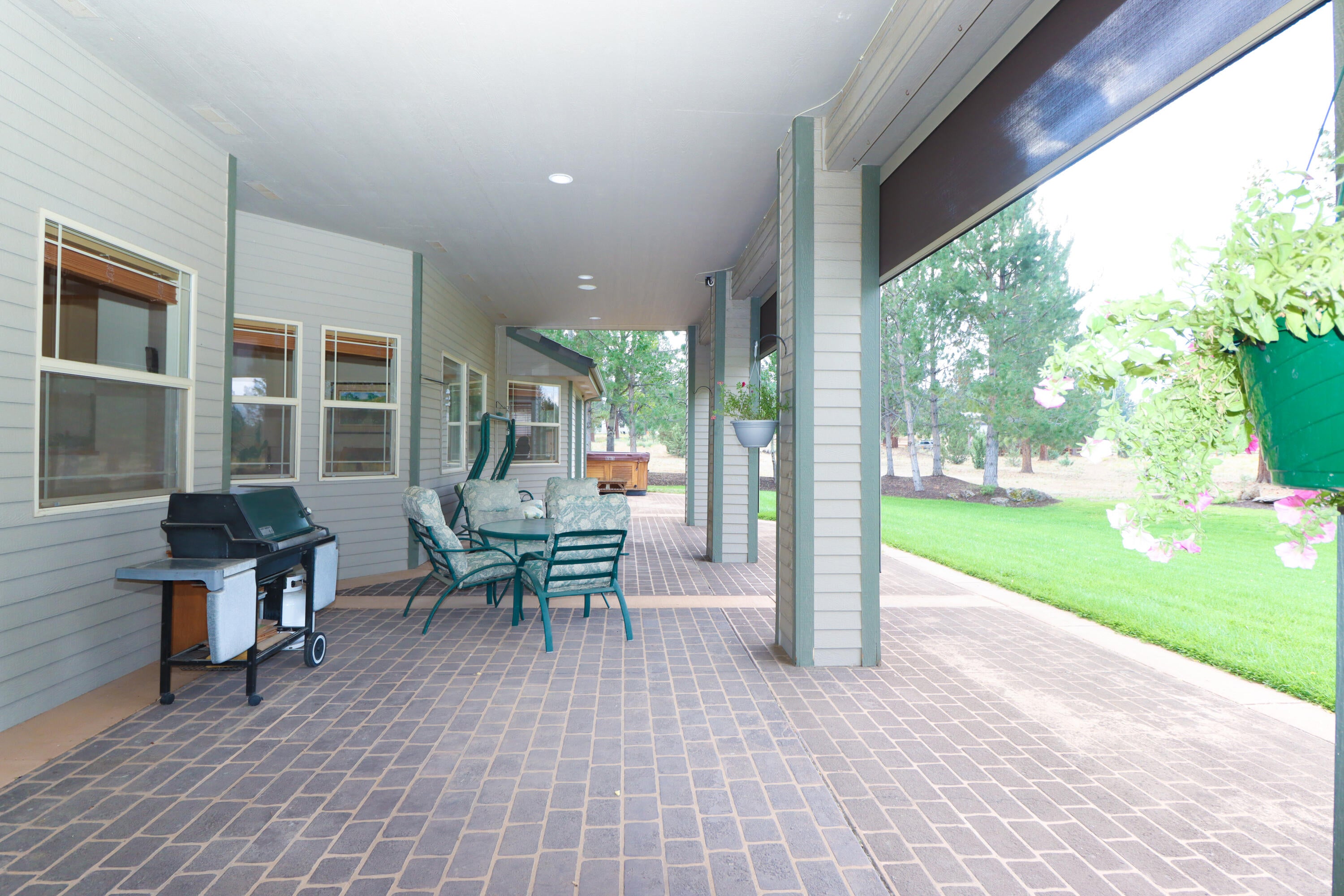 60485 Billadeau Road Bend, OR 97702 - Photo 29 of 47 Covered Patio with Electronic Blinds & Misters
