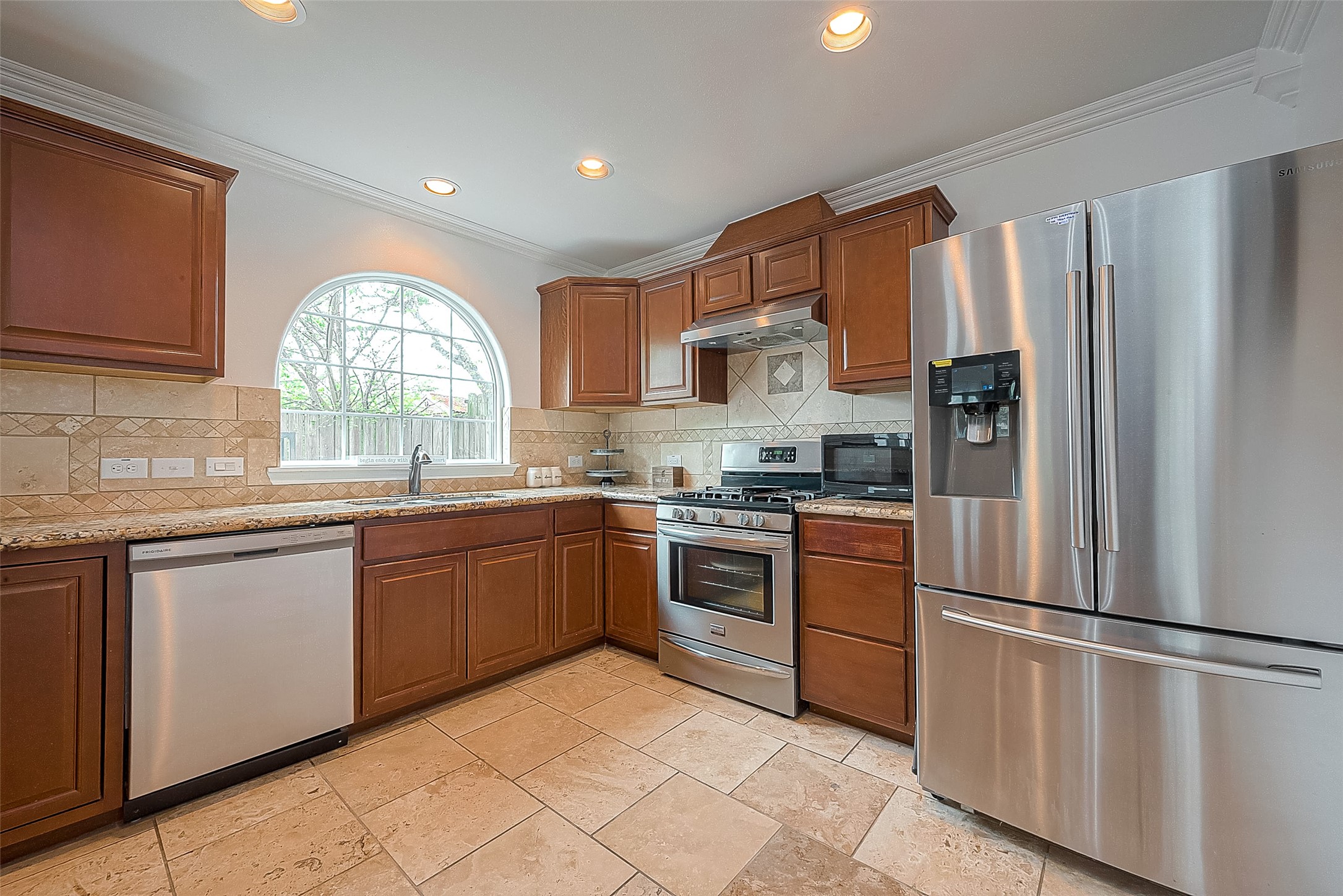 6703 Winton Street Houston, TX 77021 - Photo 15 of 49 Refrigerator stays!