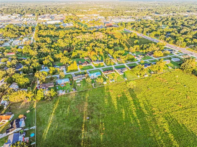 a view of residential houses with an outdoor space