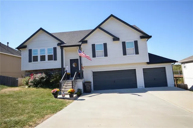 $379,900 | 1400 Southwest Cross Creek Drive, Grain Valley, MO 64029