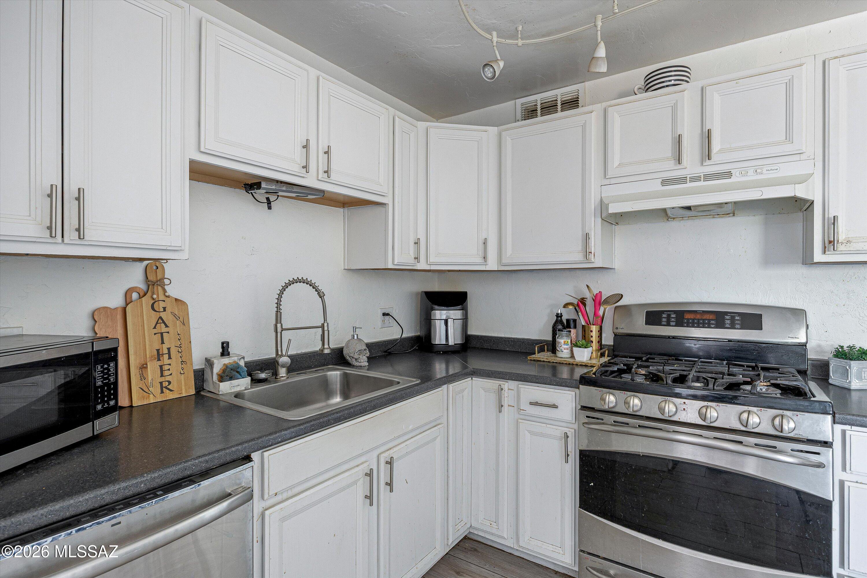 3321 East Silverlake Road Tucson, AZ 85713 - Photo 10 of 28 Kitchen