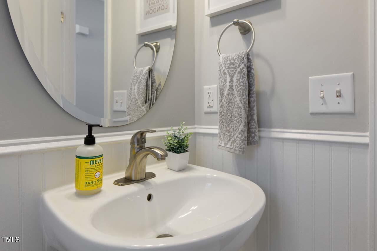 2536 Asher View Court Raleigh, NC 27606 - Photo 20 of 26 IMG_4767