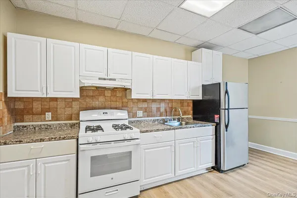 $2,500 | 409 Plandome Road, Unit H, Manhasset, NY 11030