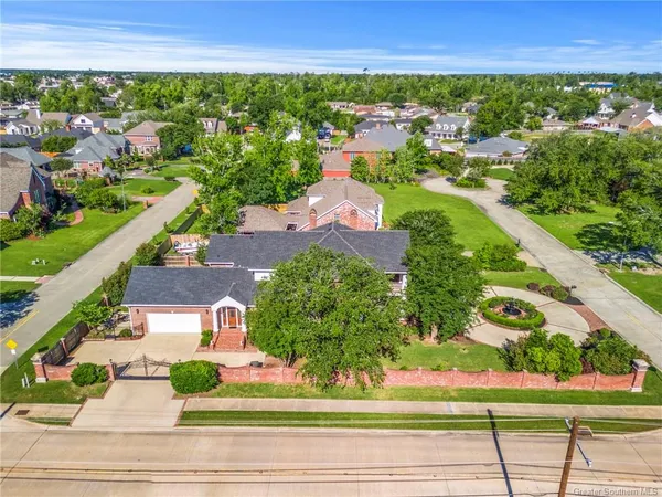 $985,000 | 1301 Charlestown Lane, Lake Charles, LA 70605