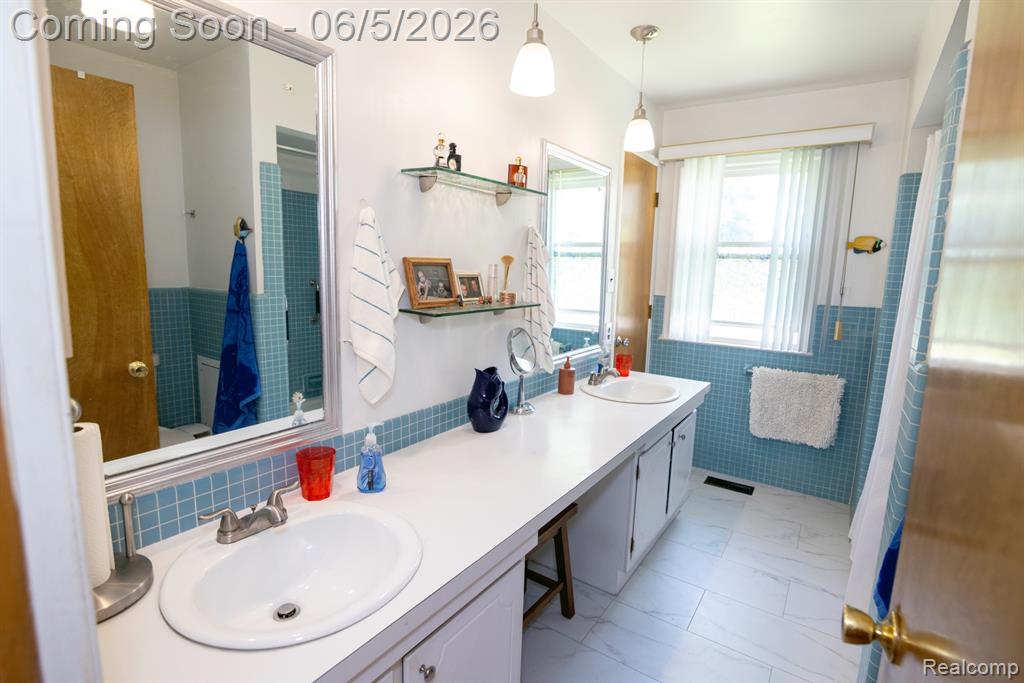 724 Sandstone Drive Rochester Hills, MI 48309 - Photo 14 of 60