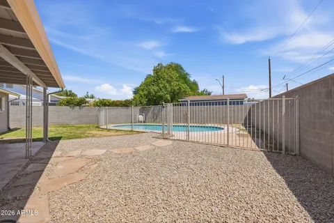 a view of a backyard