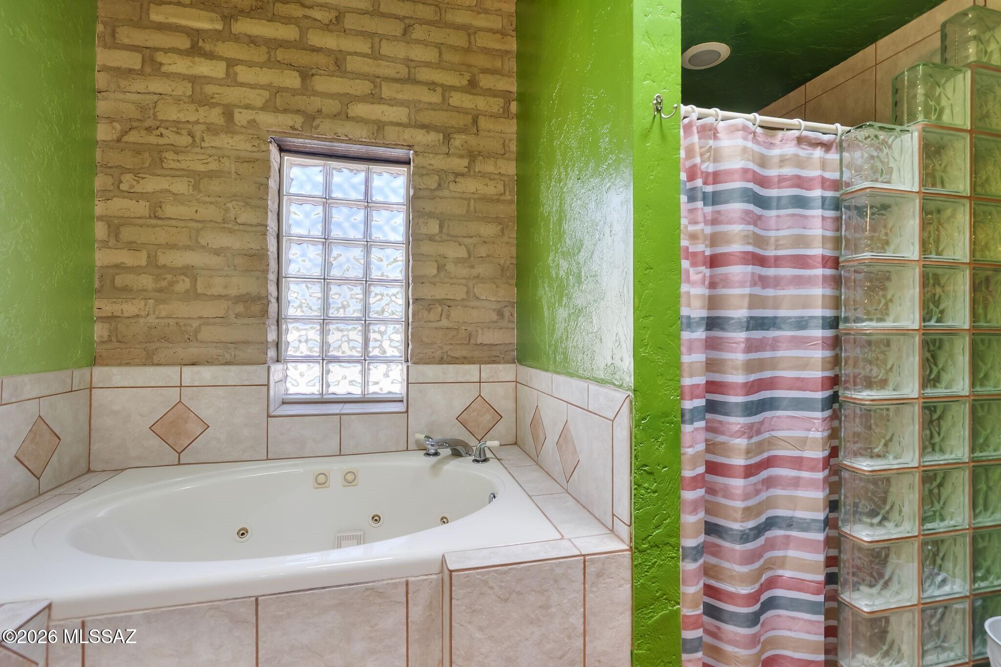 5216 West Arivaca Road Amado, AZ 85645 - Photo 21 of 50 Primary Soaking Tub & Shower