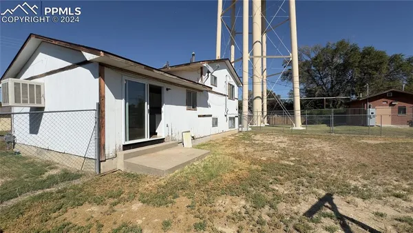 a view of a house with a backyard