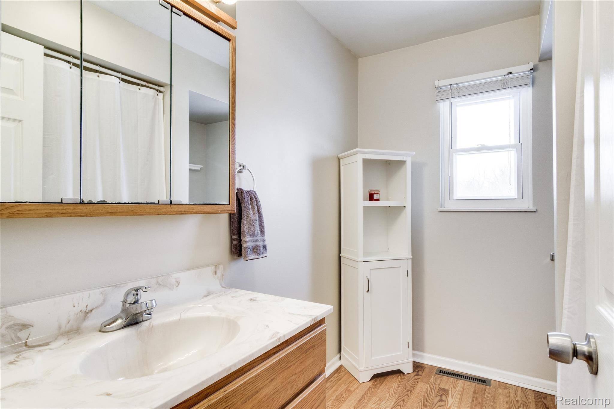 3107 South Fenton Road Holly, MI 48442 - Photo 12 of 26 Interiors (25 of 32).jpg
