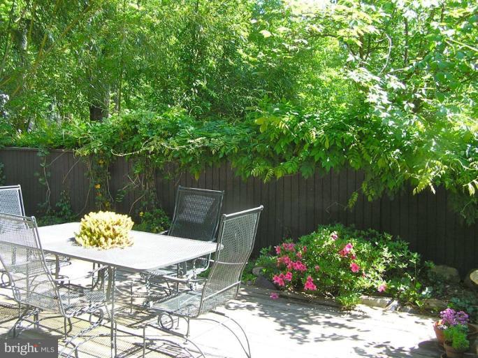 7704 Elba Road Alexandria, VA 22306 - Photo 17 of 27 Deck