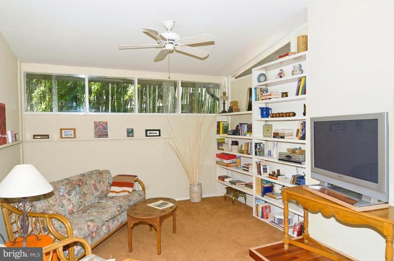7704 Elba Road Alexandria, VA 22306 - Photo 5 of 27 Family Room