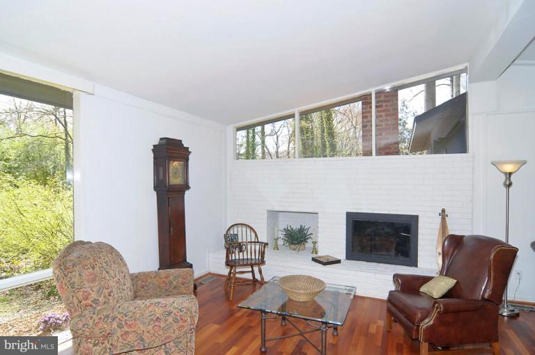 7704 Elba Road Alexandria, VA 22306 - Photo 8 of 27 Living Room