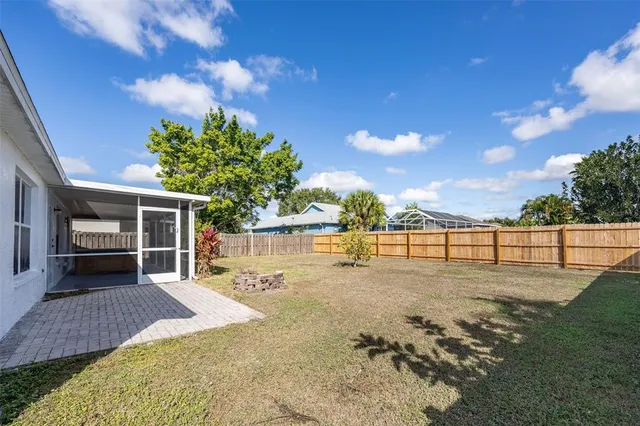 a view of a backyard